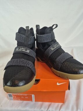 Nike Kids Black/Gum LeBron Soldier 10 Strap Sneakers New